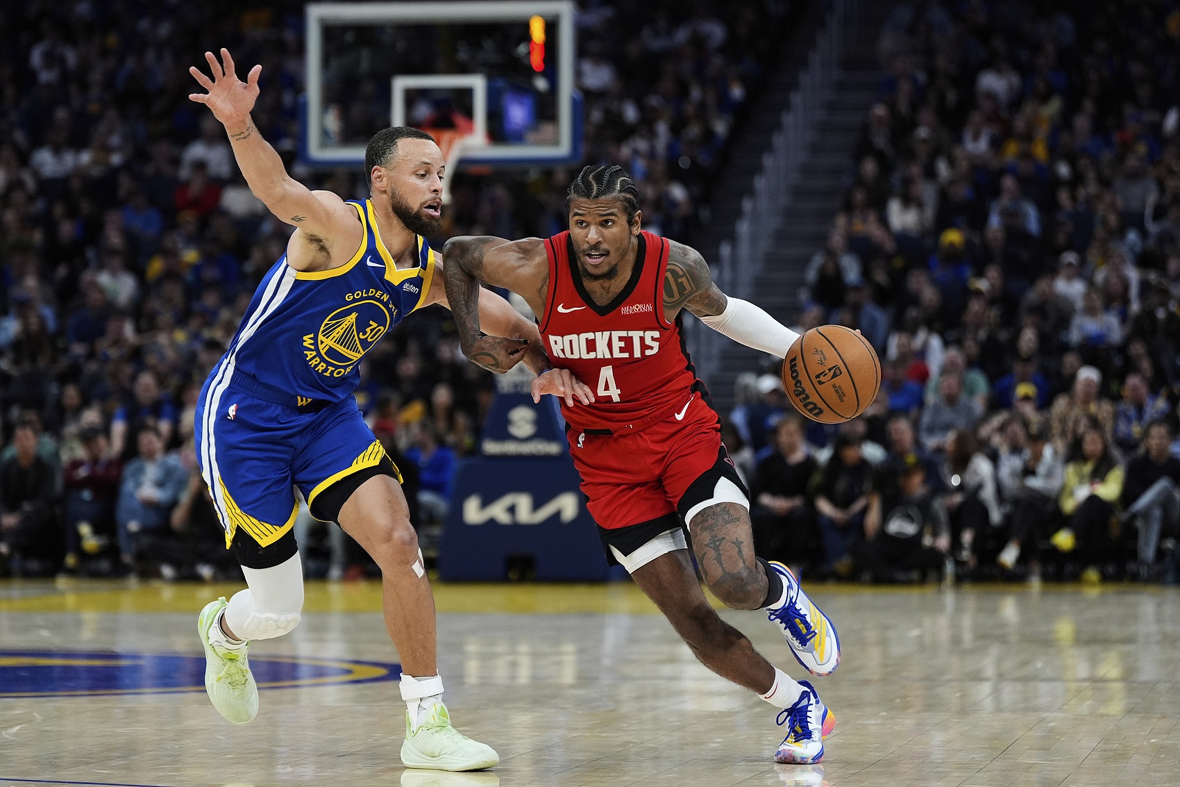 PG电子-包含纷争不断！球场上两队勇士拼尽全力，场面激烈的词条